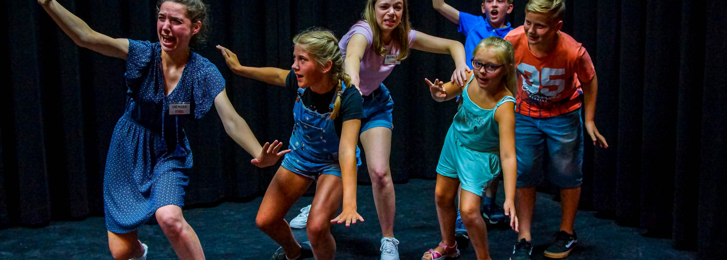 Toneelles en musicalles volg je natuurlijk bij Pitboel Art School! Wij leren je performen.