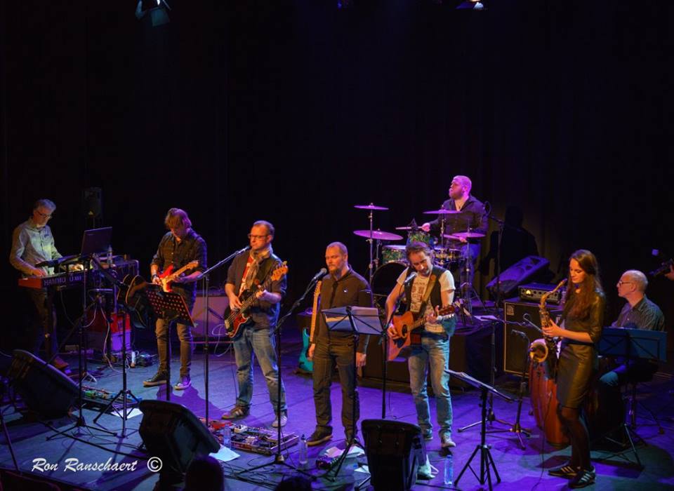 21 Bricks in the wall heet de 11 koppige tribute band van Pink Floyd. In een avondvullende show zullen zij alle grote hits en beste nummers live brengen in het sfeervolle Pitboel Theater. Kunst is er in de vorm van prachtige fotografie door Arlaque de Clerque. Entree € 5 mede mogelijk gemaakt door Prins Bernhard Fonds , FSI en gemeente Sittard Geleen