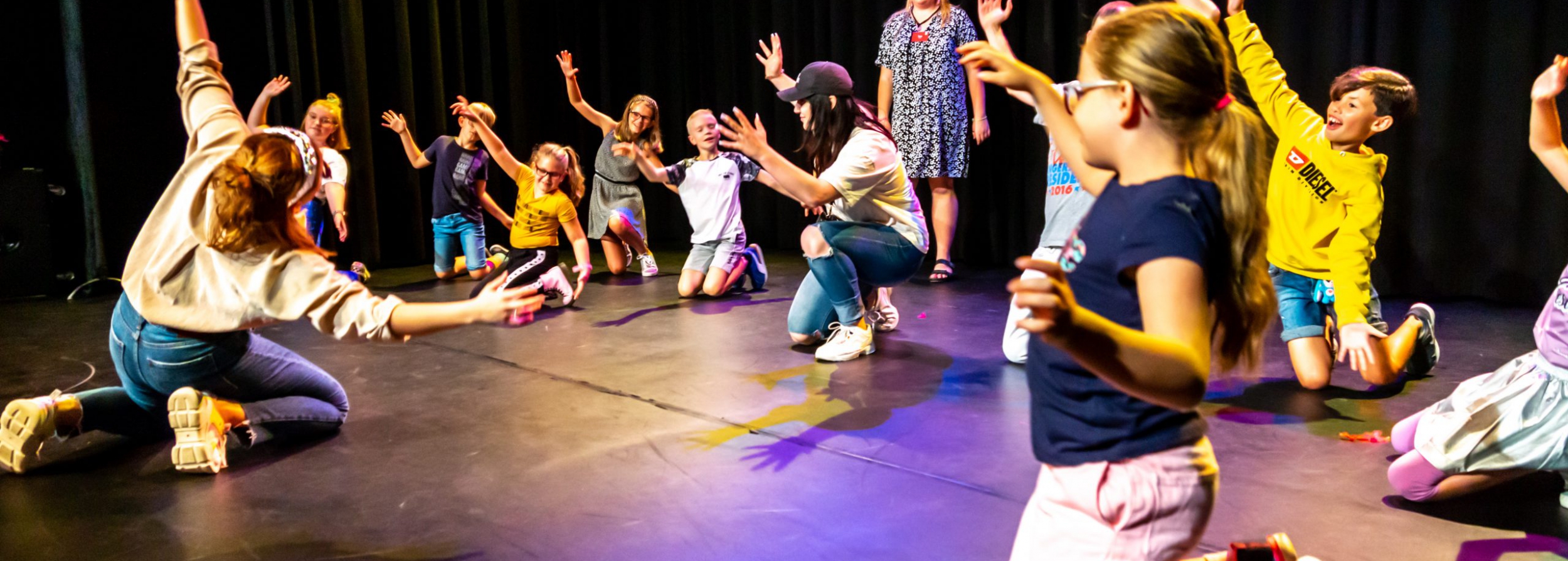 Toneelles en musicalles volg je natuurlijk bij Pitboel Art School! Wij leren je performen.